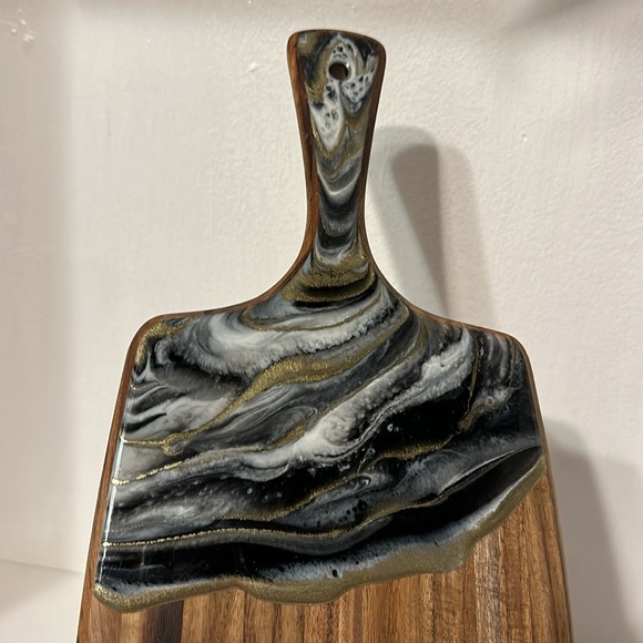 Resin black and gold design cutting board with handle - Picture 4 of 9